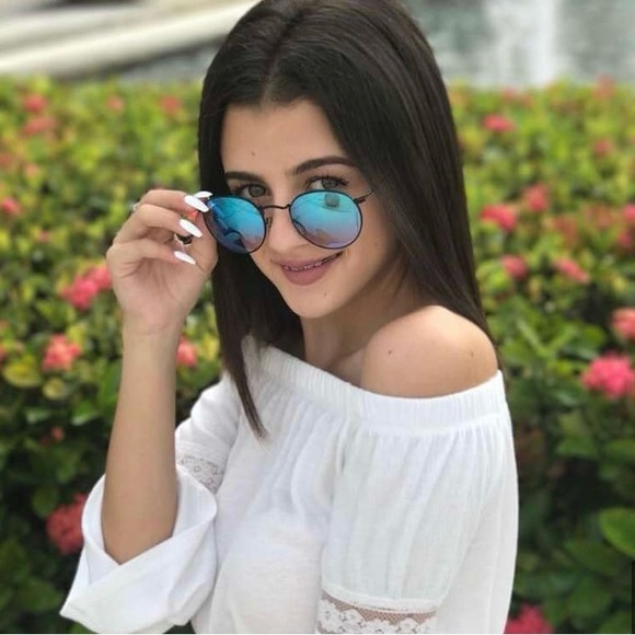 Meet the posher, Georgina - Picture 1 of 1